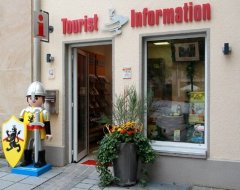 Tourist Information Außenansicht mit Ritter_